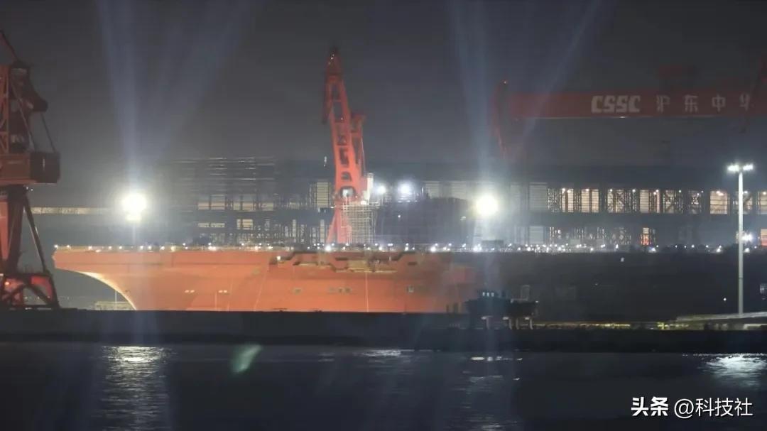 解放軍5萬(wàn)噸巨艦076將亮相！具備電磁打擊能力，指揮室已完成安裝